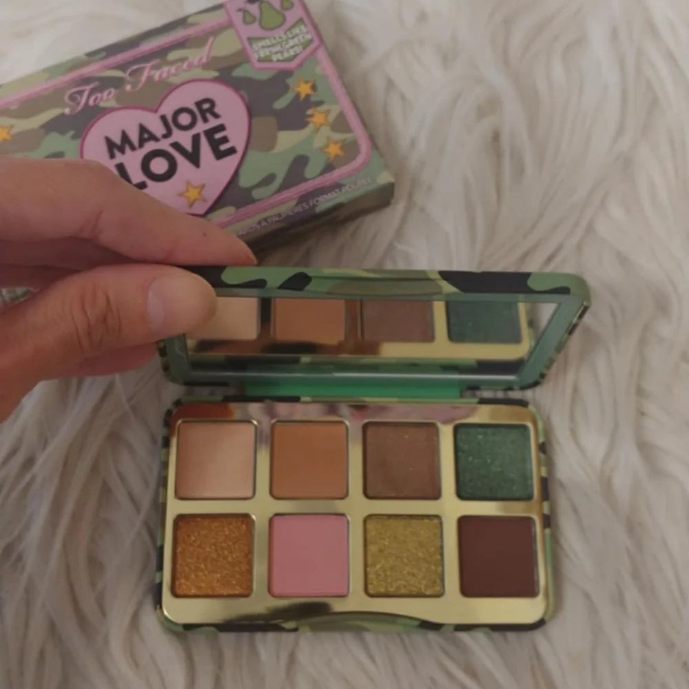 💚FIRM! NWT TOO FACED MAJOR LOVE EYESHADOW PALETTE (LIMITED EDITION)